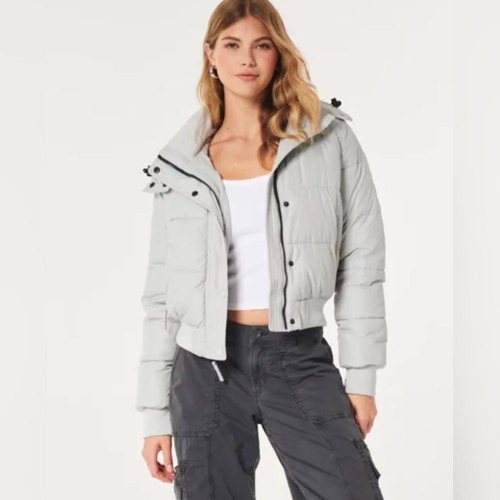 ‼️SOLD‼️NWT Hollister Ultimate Puffer Jacket Silver, size Small✨